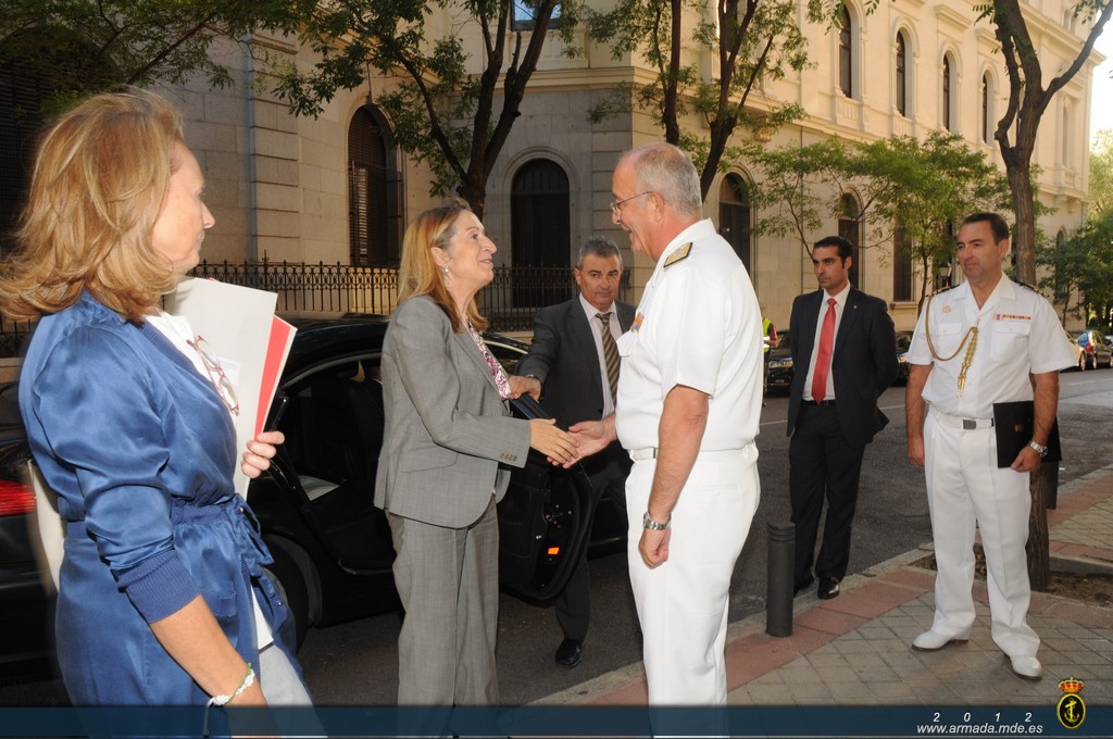 La MInistra de Fomento, Ana Pastor es recibida por el Almirante Jede de Estado Mayor de la Armada, Jaime Muñoz-Delgado y Díaz del Río 
